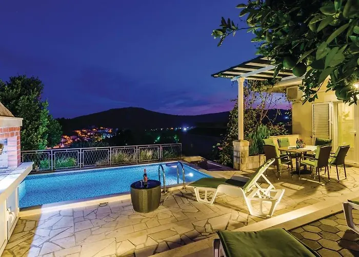 Jelena With Private Parking And A Pool * Mlini