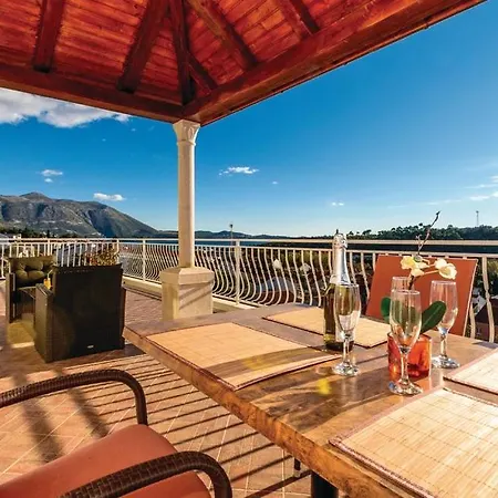 Jelena With Private Parking And A Pool * Mlini