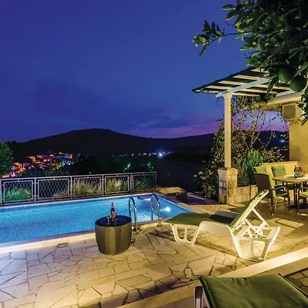 Jelena With Private Parking And A Pool * Mlini