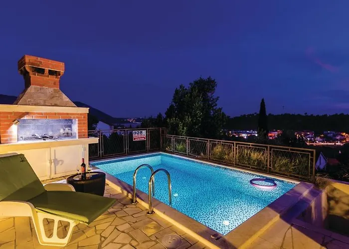 Jelena With Private Parking And A Pool Holiday home *